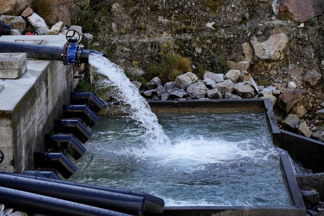 View of the discharge pipes in Lake Palcacocha, in Huaraz, Peru May 27, 2025. Peruvian farmer Saul Luciano Lliuya, who is suing German energy utility RWE, arguing that the company’s emissions have contributed to the melting of Andean glaciers.  REUTERS/Angela Ponce/File Photo