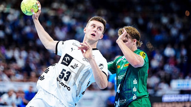 Kiels Nikola Bilyk (l.) und Leipzigs Andri Mar Runarsson kämpfen um den Ball.