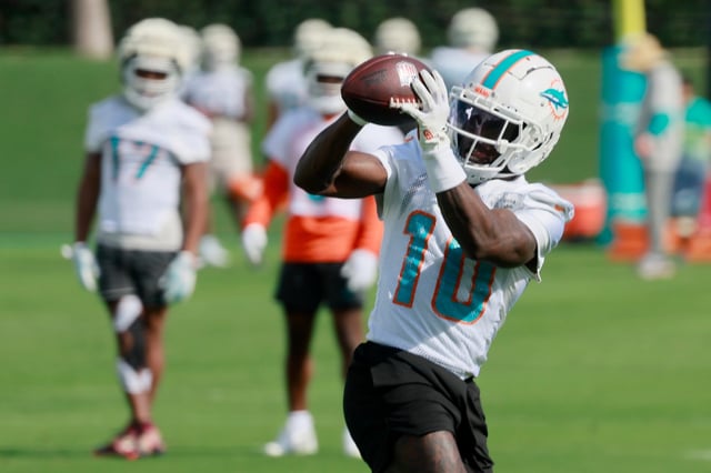 Miami Dolphins wide receiver Tyreek Hill catches the ball during practice on Thursday, Jan. 2, 2025. (Mike Stocker/South Florida Sun Sentinel)