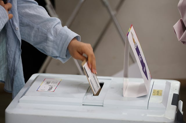 A woman casts her early vote for the upcoming presidential election at a polling station in Seoul, South Korea, May 29, 2025.   REUTERS/Kim Hong-Ji