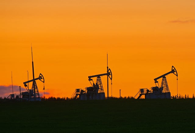 A view shows oil pump jacks outside Almetyevsk in the Republic of Tatarstan, Russia June 4, 2023. REUTERS/Alexander Manzyuk/File Photo