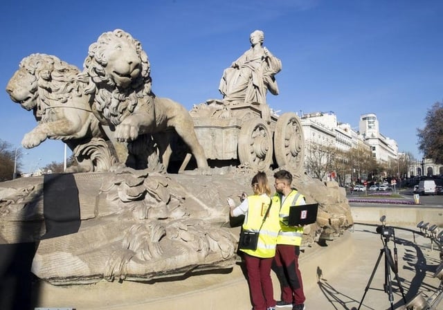 Conservadores examinan la fuente de Cibeles, en febrero