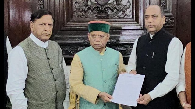 Himachal BJP leaders, along with leader of Opposition Jai Ram Thakur submitting a memorandum to governor on Wednesday. (HT Photo)
