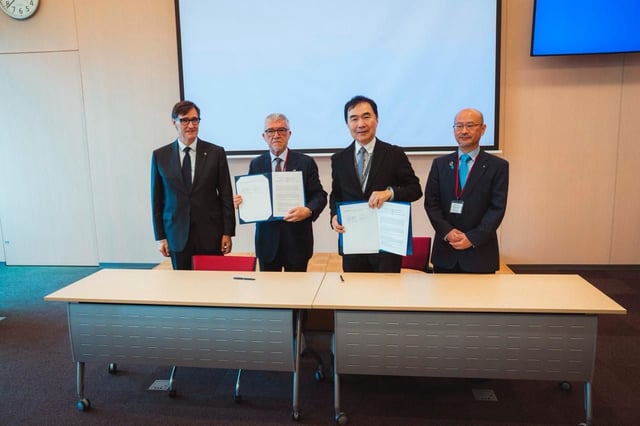 El president Illa y el director del Barcelona Supercomputing Center, Mateo Valero, firmando el acuerdo con el supercomputador Fungaku, en Kobe