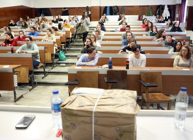 EXAMEN DE ACCESO A UNA PLAZA MIR ( MEDICO INTERNO RESIDENTE ) EN LA FACULTAD DE MEDICINA DE LA USC.