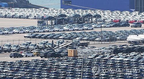 Cars are parked to be shipped to overseas markets at a port in the city of Pyeongtaek, Gyeonggi Province, on April 29, 2025. (Yonhap)