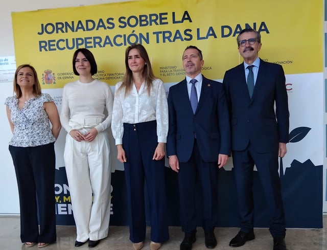 Las ministras Morant y Aegesen junto al rector Capilla, la delegada del Gobierno, Pilar Bernabé, y el comisionado Josep Maria Ángel.
