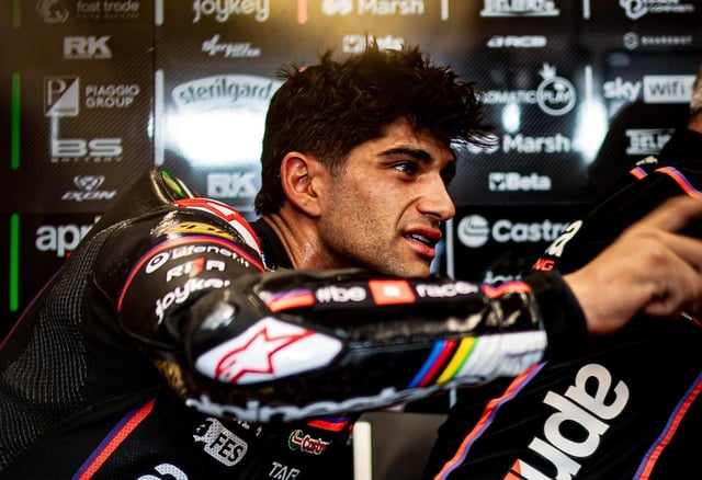 Jorge Martín (Aprilia), le hace una observación a uno de sus mecánicos.