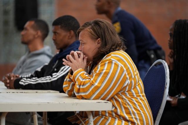 La mère de Joshlin Smith, Kelly, et le co-accusé sont assis pendant le procès au tribunal à Saldanha Bay, Afrique du Sud, le 2 mai 2025.