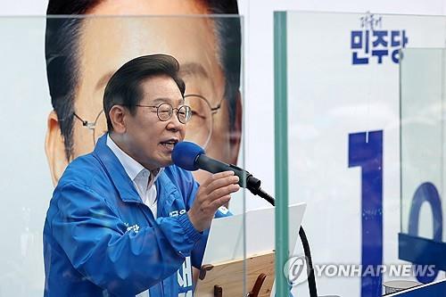 Lee Jae-myung, presidential candidate of South Korea's liberal Democratic Party, speaks at an election campaign rally in southern Seoul on May 29, 2025. (Pool photo) (Yonhap)