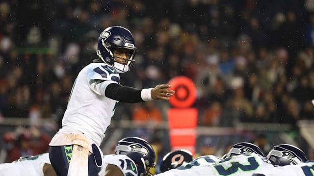 Dec 26, 2024; Chicago, Illinois, USA; Seattle Seahawks quarterback Geno Smith (7) directs a play prior to the snap during the fourth quarter against the Chicago Bears at Soldier Field. Mandatory Credit: Talia Sprague-Imagn Images