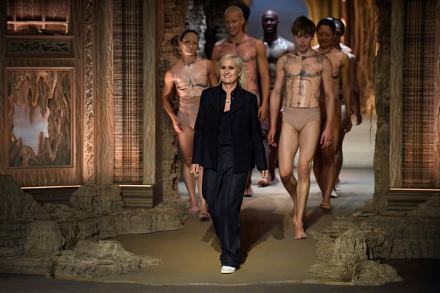La créatrice et directrice artistique de Dior, Maria Grazia Chiuri, lors du défilé Christian Dior Printemps-Été 2023 à la Fashion Week Femme de Paris, le 27 septembre 2022