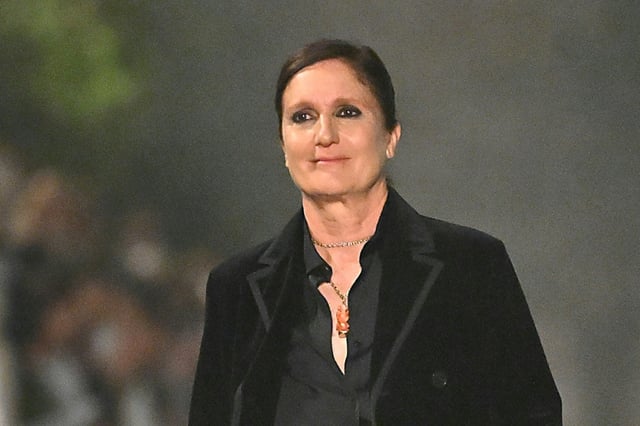 Maria Grazia Chiuri (c), directrice artistique de Dior, salue le public à la fin du défilé de la collection Dior Femme Croisière 26 à la Villa Albani Torlonia, à Rome, le 27 mai 2025