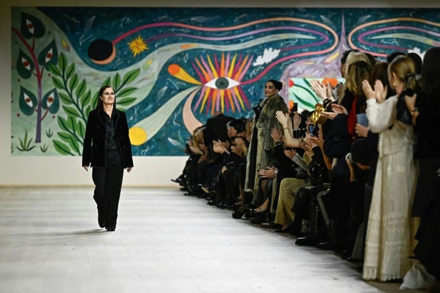 La créatrice italienne Maria Grazia Chiuri à la fin de la présentation Dior Haute Couture Femme Printemps/Été 2025 au Musée Rodin à Paris, le 27 janvier 2025