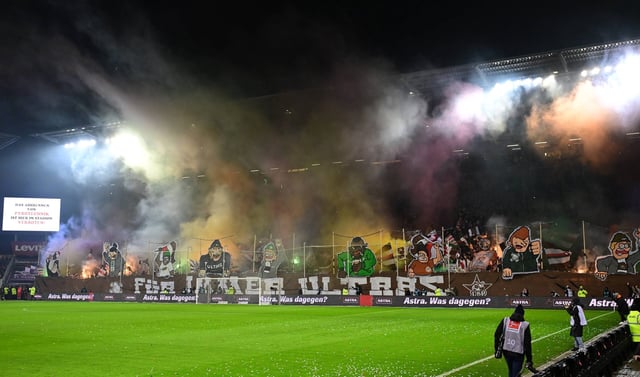Beim Heimspiel gegen Bremen rauchte es mächtig auf der Südtribüne.