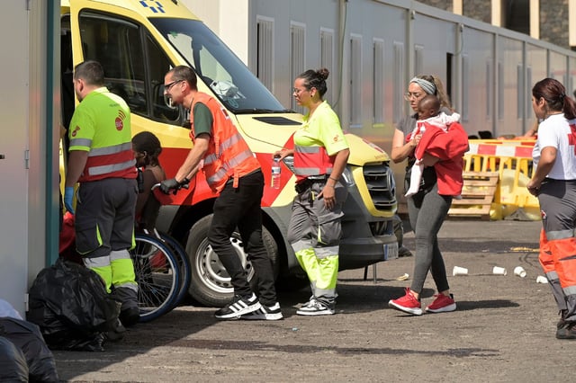 Überlebende werden von Rettungskräften versorgt