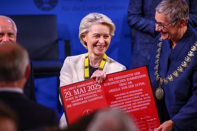Ursula von der Leyen reçoit le Prix international Charlemagne 2025 à Aix-la-Chapelle, en Allemagne, le 29 mai 2025.