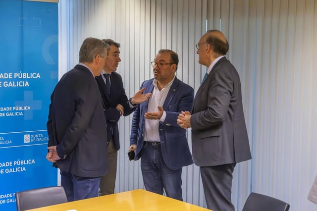 Los conselleiros de Sanidade y Educación junto a los rectores de la Universidade de Santiago y Vigo esta mañana en San Caetano