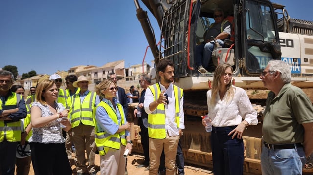 El alcalde de Pîcanya junto a la ministra y la delegada de Gobierno en Picanya.