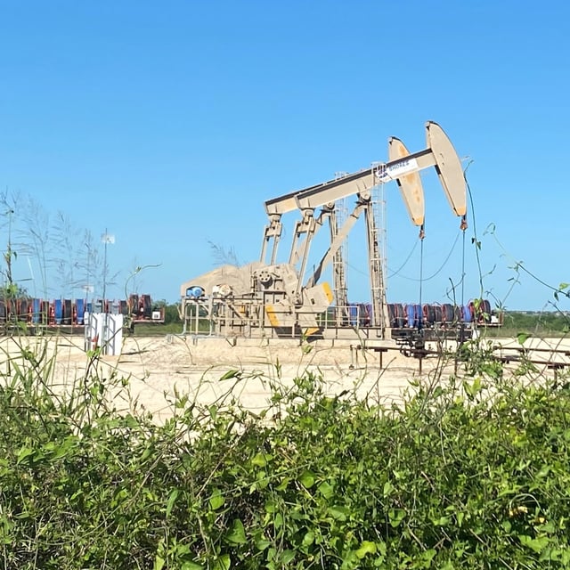According to the market sources, American crude and gasoline stocks fell last week while distillate inventories rose.