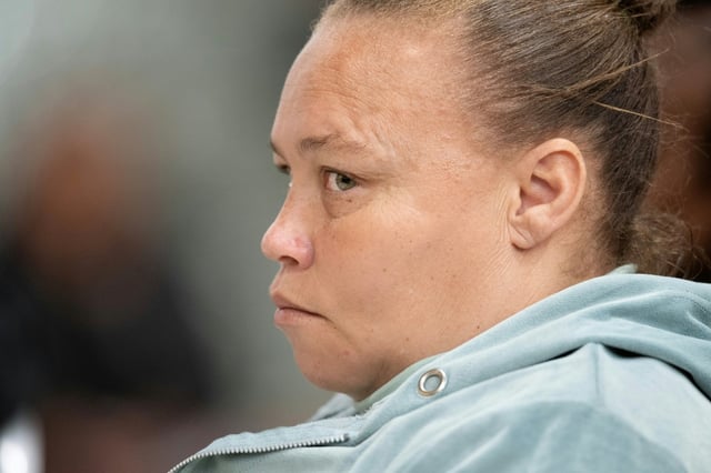 Ein südafrikanisches Gericht hat die 35-jährige Racquel Smith wegen des Verkaufs ihrer sechsjährigen Tochter zu lebenslanger Haft verurteilt. Die Angeklagte, ihr Partner sowie ein Freund seien wegen Menschenhandels schuldig gesprochen worden.