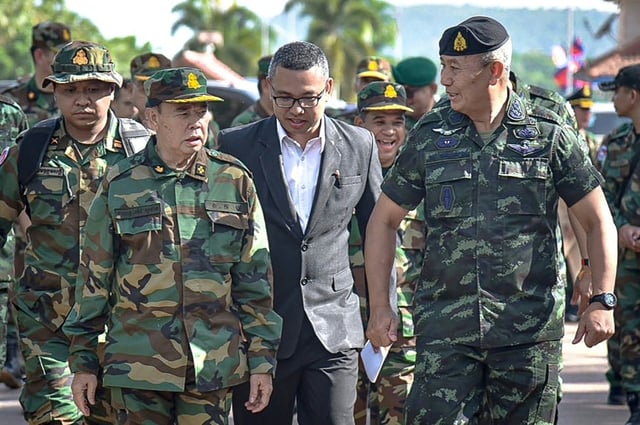 Commander-in-chief of the Royal Thai Army (RTA) General Pana Klaewplodthuk (R) and the Commander of the Royal Cambodian Army General Mao Sophan (L)