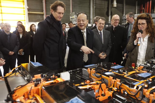 Los presidentes de Stellantis y CATL, John Elkann y el chino Robin Zeng, en la visita a la planta de Figueruelas en diciembre.