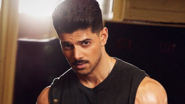 Sooraj Pancholi revealed that actors pay money to be featured on top podcasts. 