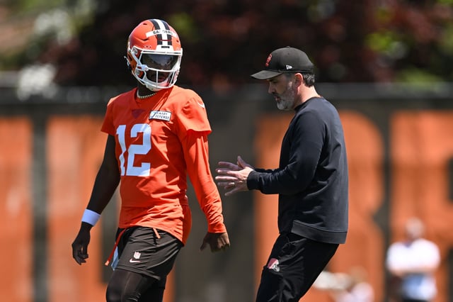 Head coach Kevin Stefanski of the Cleveland Browns instructs Shedeur Sanders #12 during rookie minicamp at CrossCountry Mortgage Campus on May 10, 2025 in Berea, Ohio.