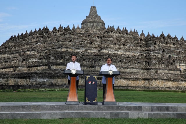 Emmanuel Macron et le président indonésien, Prabowo Subianto, à Borobudur, à Java.