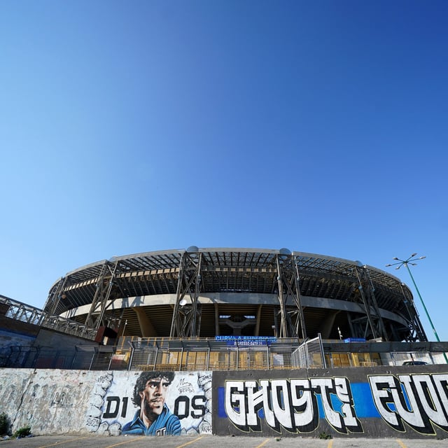 Ein Wandgemälde zu Ehren der Fußballlegende Diego Maradona ist auf einer Mauer in der Nähe des Stadions zu sehen.