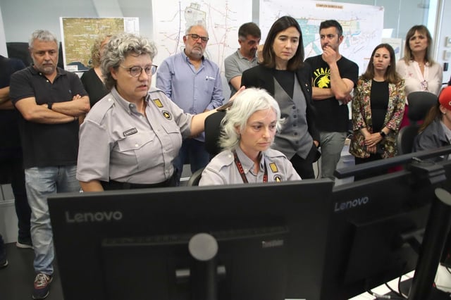 Protecció Civil y la consellera de Interior, Núria Parlon, en el centro de operaciones del 112CAT de Reus, este jueves, durante el simulacro de confinamiento.