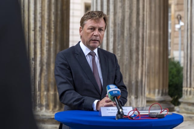 Der Präsident der Universität Potsdam, Oliver Günther steht an einem Rednerpult und spricht - vielleicht über ein Übermaß an Wokeness