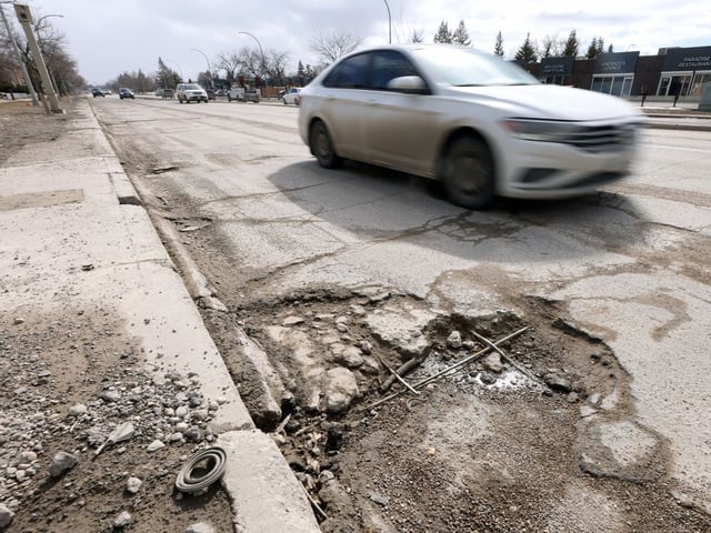 A red light camera intersection on Leila Avenue at Sinclair Street where vehicles have to slow to avoid road deterioration in Winnipeg on Tues., March 19, 2024. KEVIN KING/Winnipeg Sun
