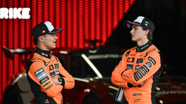 Mc Larens Lando Norris und Oscar Piastri sprechen miteinander