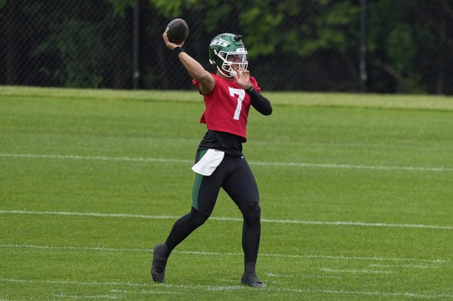 Justin Fields is confident he can be the guy the Jets need.