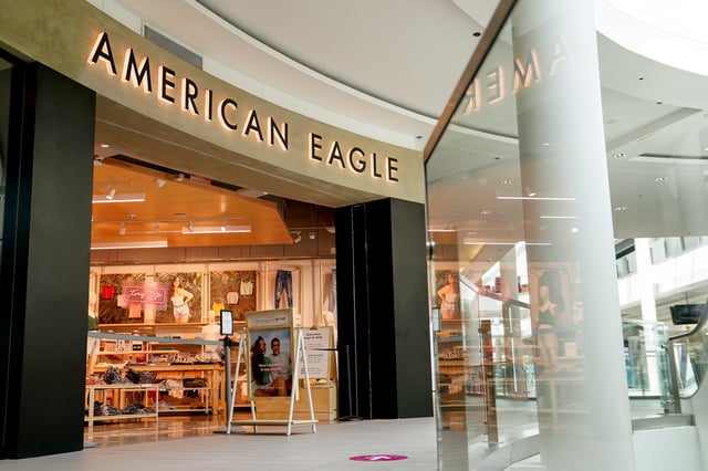 A view of an American Eagle Outfitters store in Arlington, Virginia, U.S., June 1, 2021. REUTERS/Erin Scott/File Photo
