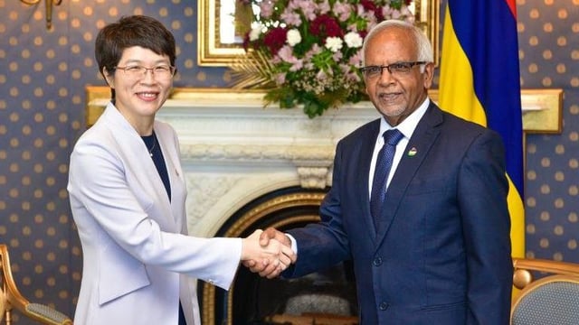 Huang Shifang, the Chinese ambassador to Mauritius, with the country’s president, Dharambeer Gokhool