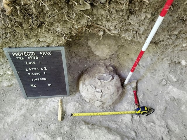 Cette photo non datée, publiée par le ministère guatémaltèque de la Culture le 29 mai 2025, montre un pot découvert sur le site archéologique d'Uaxactún, dans le département de Petén, au Guatemala