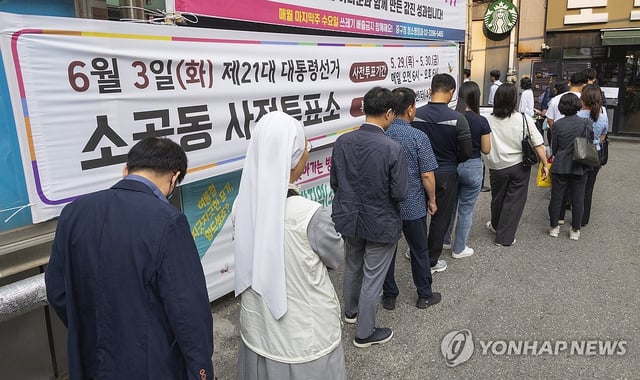 Voters stand in line to cast early votes at a polling station in Seoul on May 30, 2025, the second and last day of early voting for the June 3 presidential election. (Yonhap)
