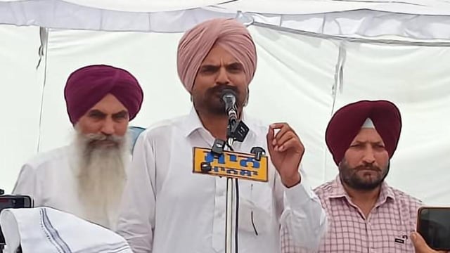 Balkor Singh, father of Shubhdeep Singh Sidhu Moose Wala, addressing a gathering on the latter’s third death anniversary in Mansa on Thursday. (HT Photo)