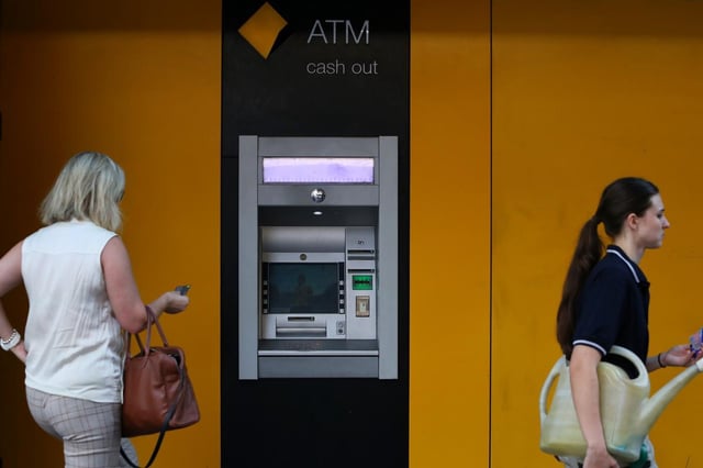 Commonwealth Bank customers have been left cashless as the bank’s app and NetBank payment services crash. 