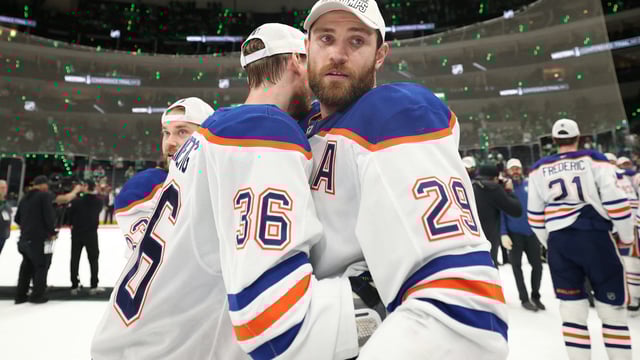 Leon Draisaitl feiert mit seinen Teamkollegen