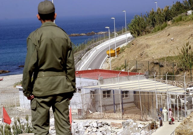 Un soldado marroquí vigila la frontera de España con Marruecos/ La UE y EEUU abogan por dejar el control migratorio en manos de terceros países y alejarse de los derechos humanos