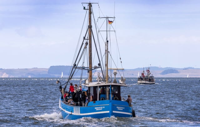 Fischkutter fahren vom Peenestrom auf die Ostsee.