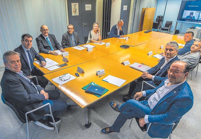 Los conselleiros de Sanidade y Educación, con los tres rectores y otros miembros del Consello de Docencia Clínica.