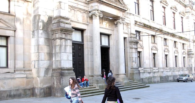 Entrada del edificio de la facultad de medicina de la USC en Santiago