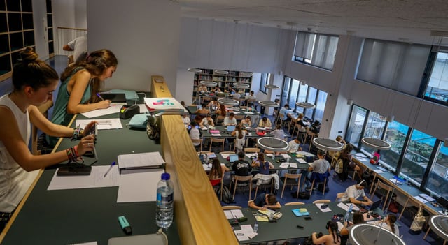 La sala de estudios de la biblioteca de Vilagarcía permanecía ayer llena.