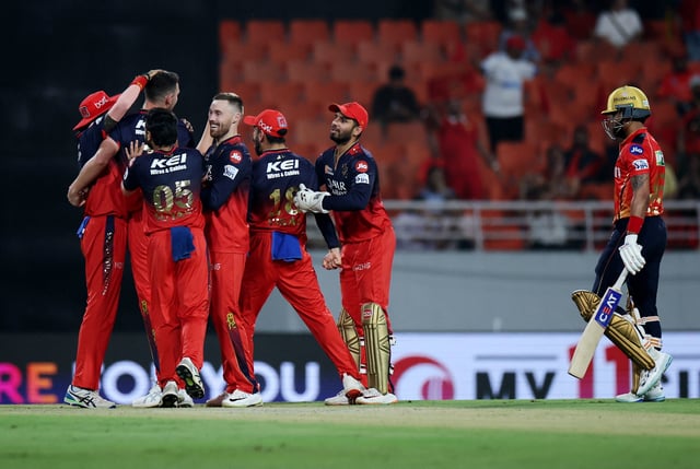 Cricket - Indian Premier League - IPL - Qualifier 1 - Punjab Kings v Royal Challengers Bengaluru - Maharaja Yadavindra Singh International Cricket Stadium, New Chandigarh, India - May 29, 2025 Royal Challengers Bengaluru's Josh Hazlewood celebrates with teammates after taking the wicket of Punjab Kings' Shreyas Iyer, caught out by Jitesh Sharma REUTERS/Anushree Fadnavis
