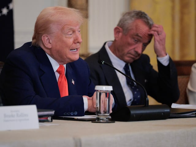 US-Präsident Donald Trump und Gesundheitsminister Robert Kennedy Jr. auf der Pressekonferenz zur Vorstellung der Studie. 